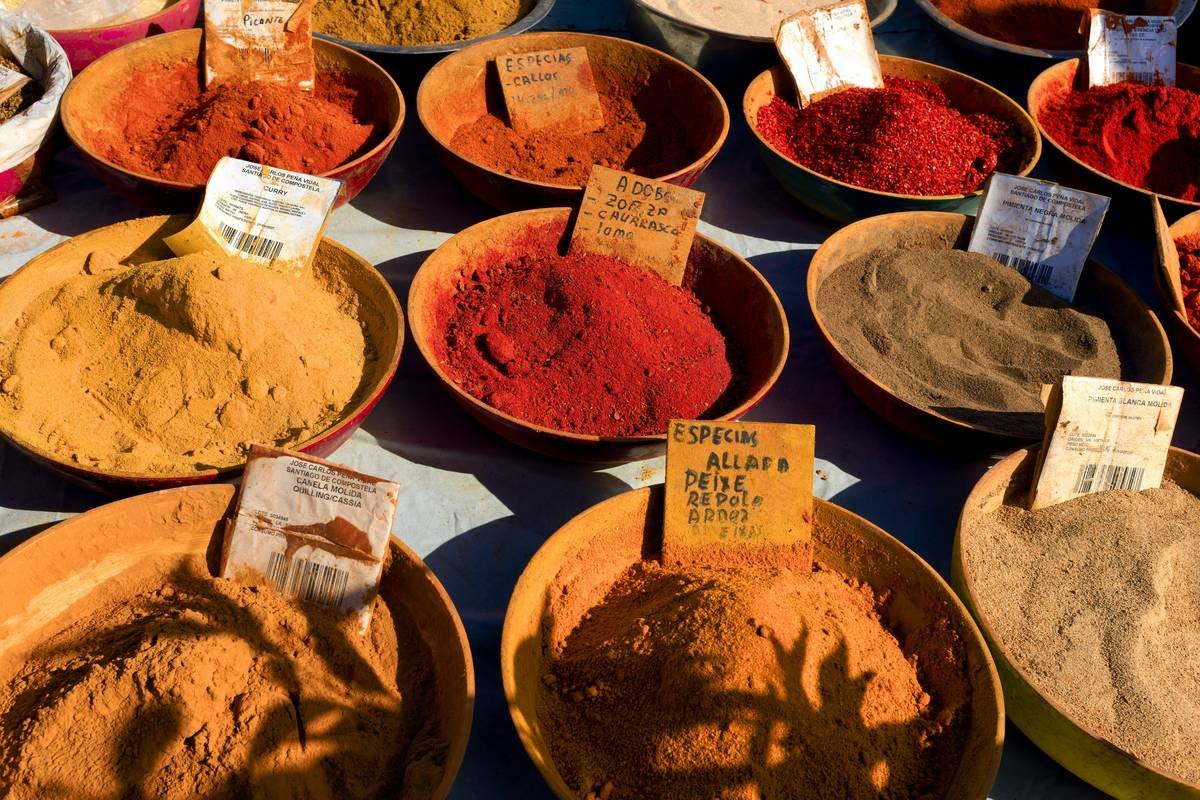 Infographic showing the health benefits of turmeric, including anti-inflammatory and antioxidant properties.